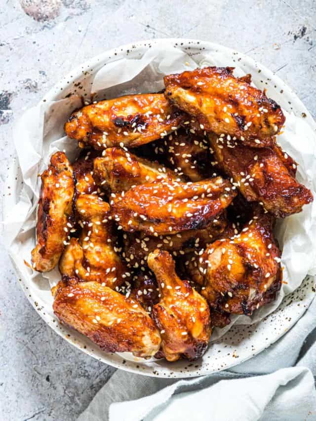 top down view of the finished air fryer chicken wings served in a ceramic bowl