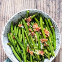 the finished green beans with bacon on a ceramic serving bowl