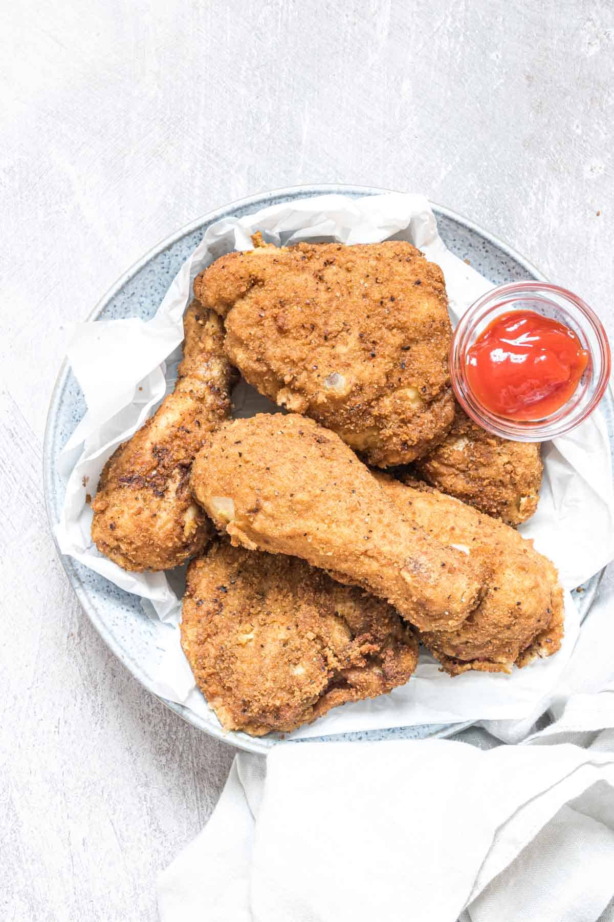 a plate of the reheat fried chicken in air fryer with dipping sauce