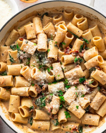 A pot of sundried tomato pasta.