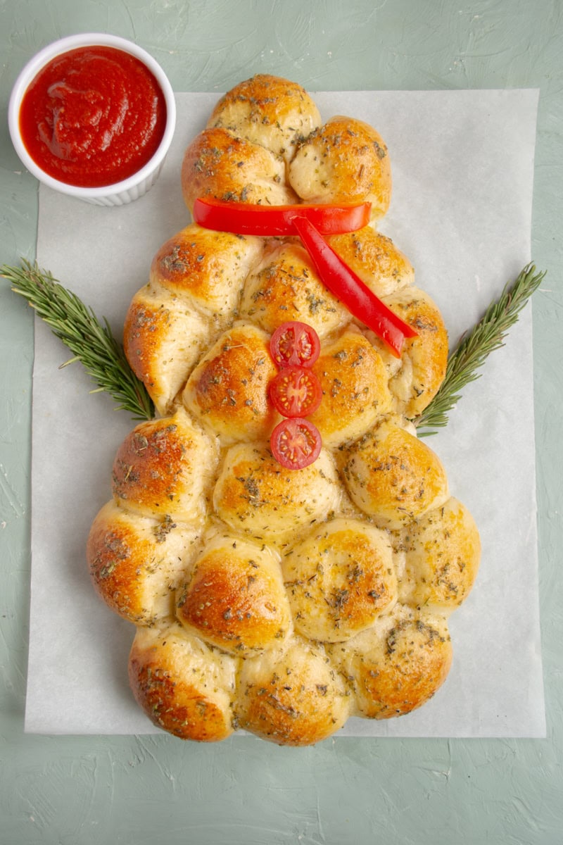 Snowman Cheesy Pull Apart Bread - Christmas Cheesy Pull Apart Bread